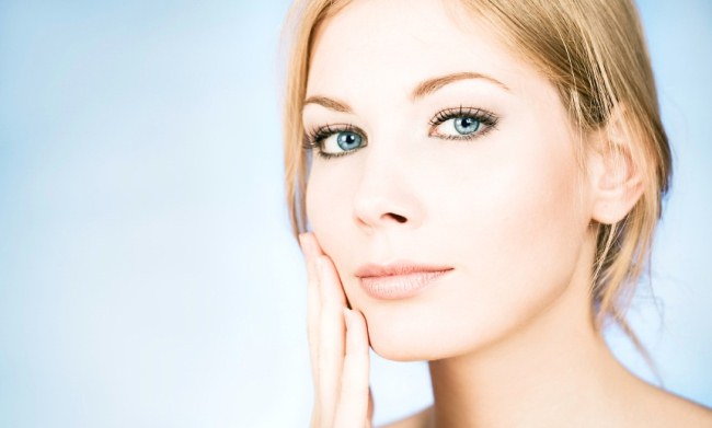 Comment enlever les joues affaissées, resserrer l'ovale du visage en 1 jour. Exercice, régime, soins