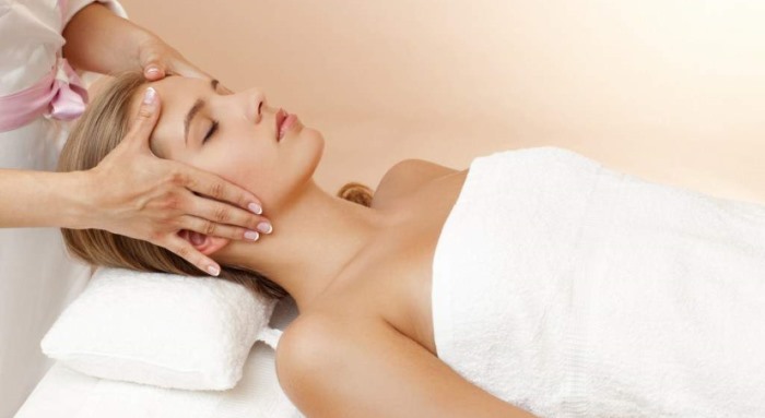 Lymphdrainage-Massage. Was ist dieses Verfahren zum Abnehmen, Hardware, Massage zu Hause. Foto, Video