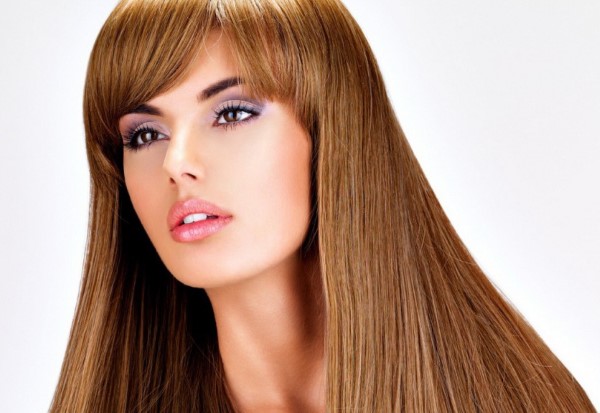 Hårklipp for langt hår med smell. Vakre kvinnelige frisyrer for et ovalt, rundt ansikt, som er over 30. Foto