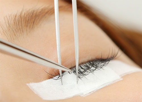 So entfernen Sie verlängerte Wimpern zu Hause schnell und ohne Schaden: Öl, Creme, Debonder, Entferner