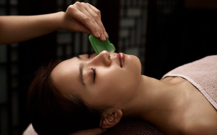 Massage à la gouache - qu'est-ce que c'est, la technique d'exécution, comment se fait-il pour le visage, le dos, les photos avant et après