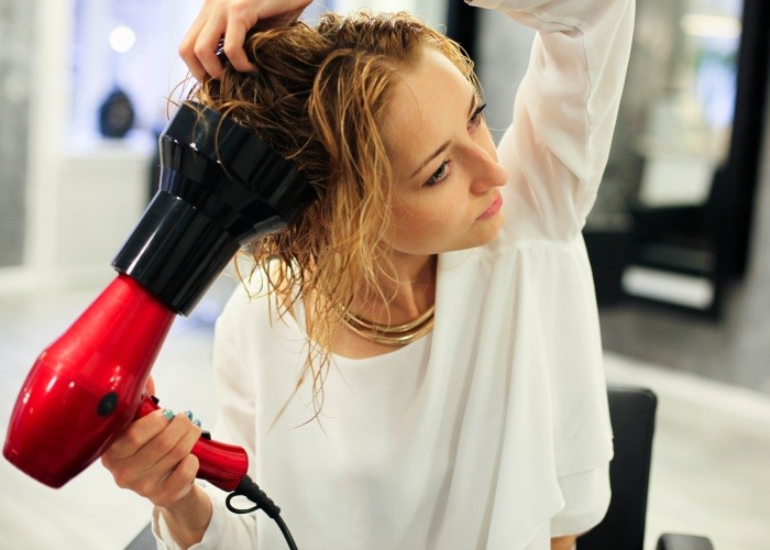 Τα χτενίσματα για μεσαία μαλλιά το κάνετε μόνοι σας. Οδηγίες βήμα προς βήμα για απλά χτενίσματα σε 5 λεπτά στο σπίτι