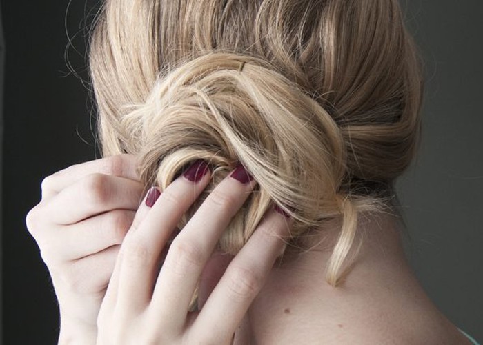 Τα χτενίσματα για μεσαία μαλλιά το κάνετε μόνοι σας. Οδηγίες βήμα προς βήμα για απλά χτενίσματα σε 5 λεπτά στο σπίτι