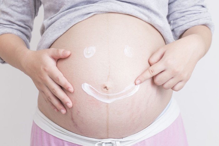 Vergetures chez les femmes enceintes, les adolescents sur le corps, l'abdomen, la poitrine, les jambes, les fesses, le dos. Raisons pour supprimer
