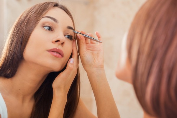Com desfer-se del pèl facial en les dones: productes i procediments, traieu-los amb fil, nata i làser