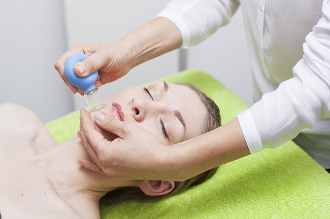 Massagem com copos para o rosto - como fazer a massagem a vácuo corretamente