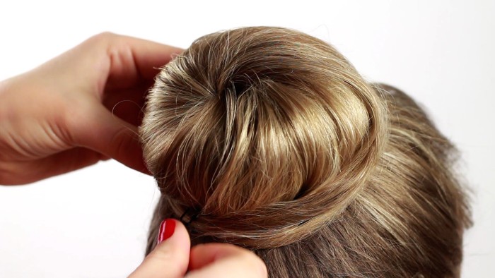 Die modischsten und schönsten Frisuren für langes Haar. Anleitung, wie man einfache, leichte Abendfrisuren macht. Ein Foto