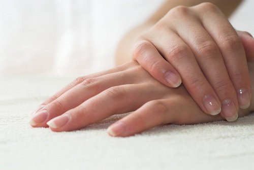 De nagels op de handen zijn gevouwen. Oorzaken en behandeling met folkremedies, medicijnen thuis bij kinderen en volwassenen