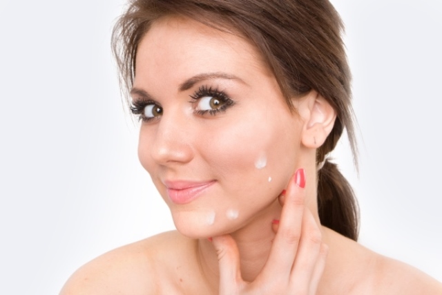 Zinkzalf voor acne en mee-eters op het gezicht: hoe een prater voorbereiden, hoe de zalf aanbrengen