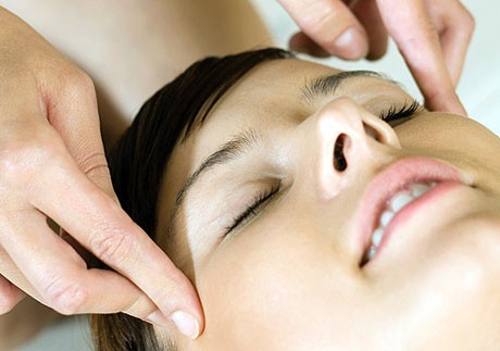 Massagem facial para rugas. Como se levantar em casa depois de 40, 50 anos. Técnica japonesa Asahi
