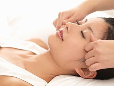 Massage mặt cho các nếp nhăn. Làm thế nào để tự nâng cơ thể tại nhà sau 40, 50 năm. Kỹ thuật Asahi của Nhật Bản