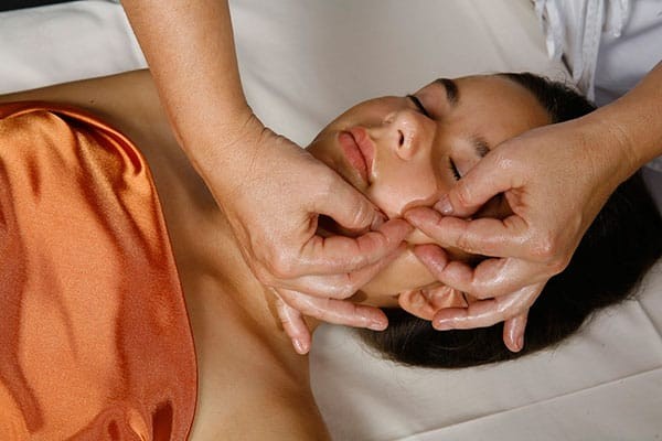 Massage du visage pour les rides. Comment faire le levage soi-même à la maison après 40, 50 ans. Technique japonaise Asahi