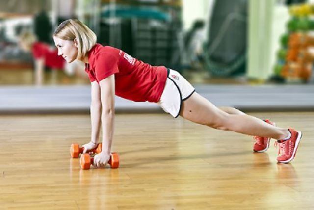 Πώς να κάνετε push-ups από το πάτωμα για τα κορίτσια να δημιουργήσουν τους κοιλιακούς μυς, τους θωρακικούς μυς. Βασικά στοιχεία για αρχάριους
