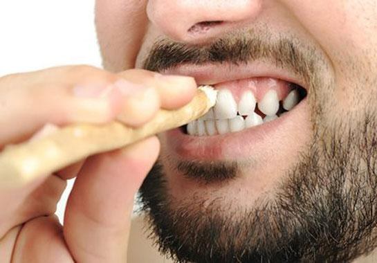 Wie man zu Hause Zähne aufhellt, ohne den Zahnschmelz durch Gelbfärbung schnell zu schädigen. Produkte und Volksrezepte