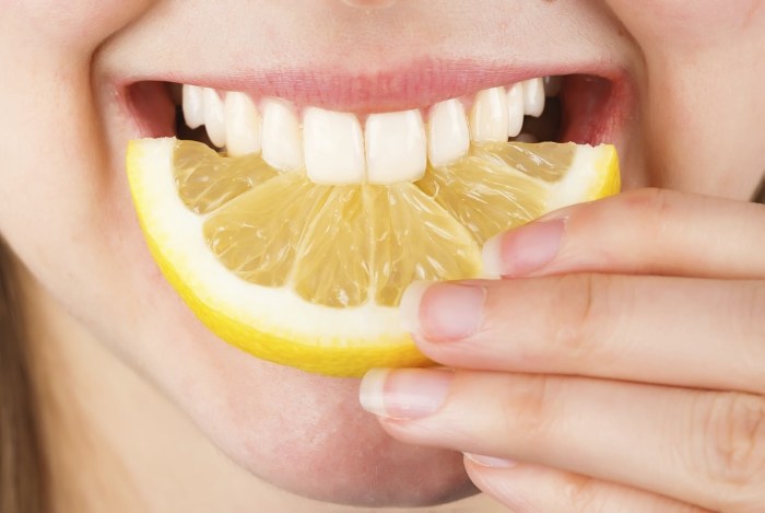 วิธีทำให้ฟันขาวที่บ้านโดยไม่ทำร้ายเคลือบฟันอย่างรวดเร็วจากความเหลือง ผลิตภัณฑ์และสูตรอาหารพื้นบ้าน