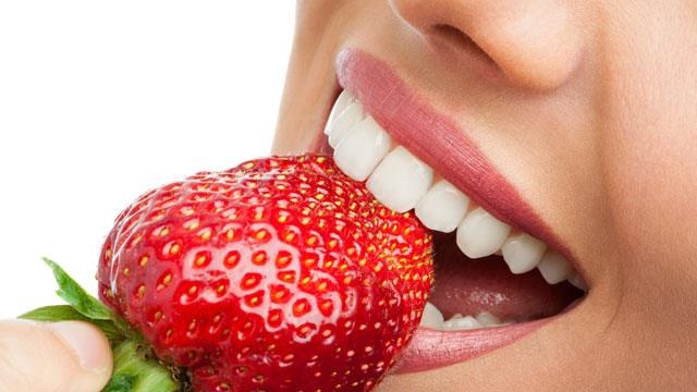 วิธีทำให้ฟันขาวที่บ้านโดยไม่ทำร้ายเคลือบฟันอย่างรวดเร็วจากความเหลือง ผลิตภัณฑ์และสูตรอาหารพื้นบ้าน