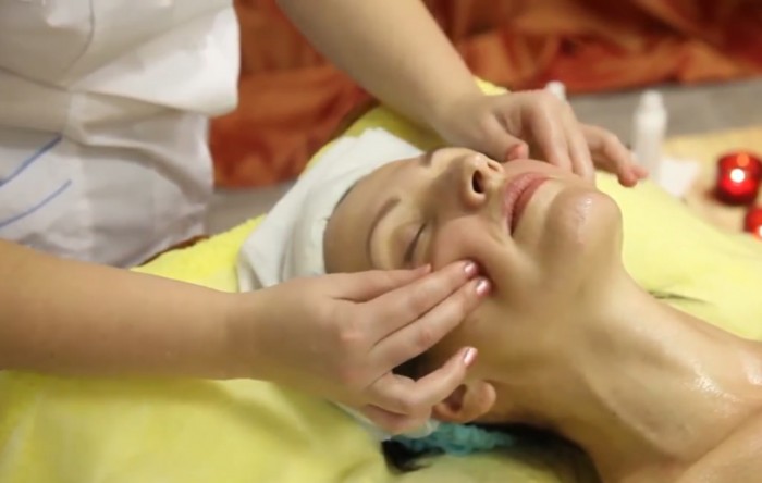 Massatge facial Asahi Zogan. Video lliçons de massatge japonès de Yukuko Tanaka 10 minuts en rus. Ressenyes