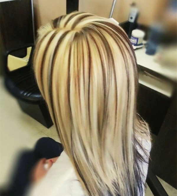 Høydepunkter på mørkt medium hår. Fasjonabel farge på tips, sett bakfra og forfra, bilde