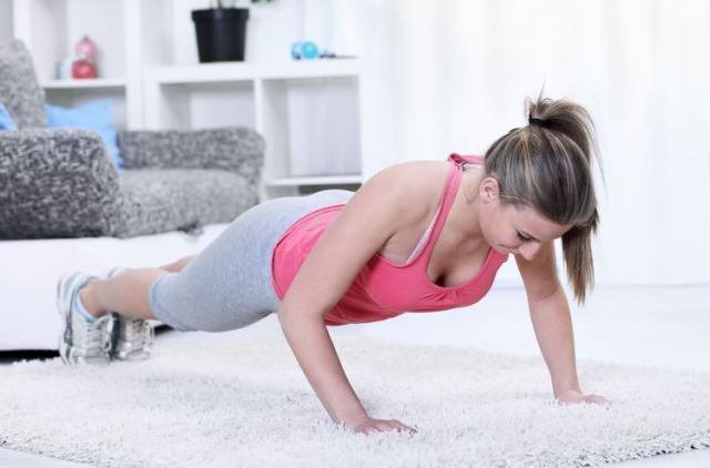 Hur man gör push-ups från golvet för tjejer att pumpa upp magmusklerna, bröstmusklerna. Grunderna för nybörjare