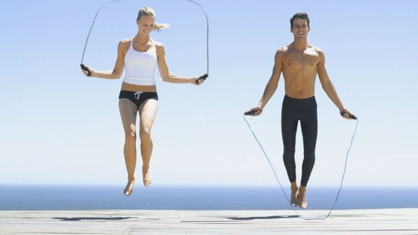 Latihan tali untuk melangsingkan perut, sisi, punggung, kaki. Hasil untuk wanita, lelaki, gambar