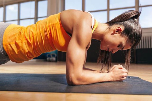 Hvordan gjøre push-ups fra gulvet for jenter å pumpe opp magemusklene, brystmuskulaturen. Grunnleggende for nybegynnere