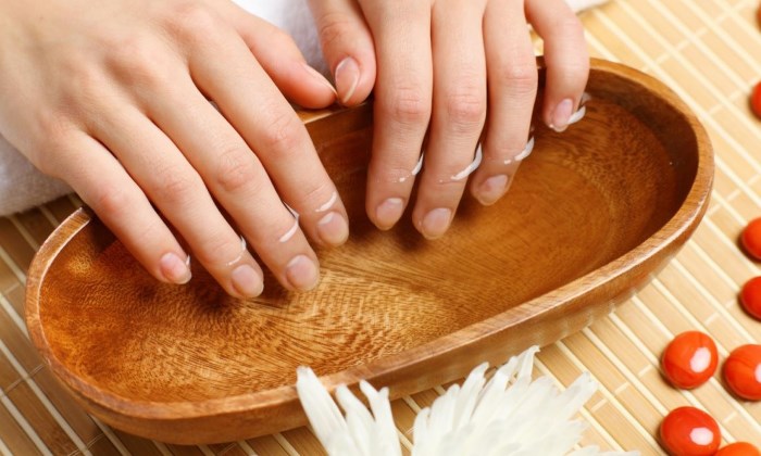 Las uñas se están pelando. Qué hacer en casa. Causas y tratamiento de los remedios caseros en adultos y niños.
