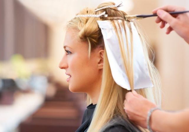 Wie man Haare zu Hause schnell und ohne Schaden mit professionellen Mitteln und Volksrezepten aufhellt