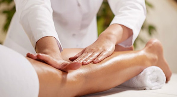 Massage anti-cellulite à domicile. Comment faire pour perdre du poids sur l'abdomen, les jambes, les fesses et d'autres parties du corps. Instructions étape par étape avec photo