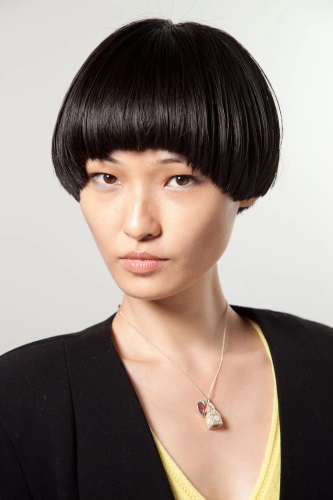 Fasjonable asymmetriske hårklipp for kort hår. Nye gjenstander 2020, bilde, for- og bakside