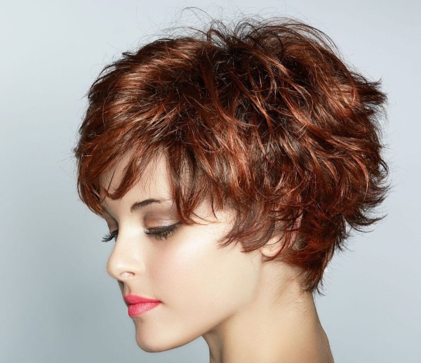 Cortes de pelo asimétricos de moda para cabello corto. Nuevos artículos 2020, vista de foto, frontal y posterior