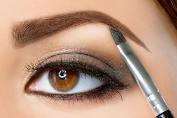 Wie man Augenbrauen mit Augenbrauenschatten, Farbe, Henna, Bleistift malt. Fotoanweisungen