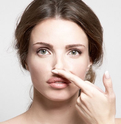 Jak zmniejszyć nos, zmienić kształt bez operacji, wizualnie za pomocą makijażu, korektora, kosmetyków, ćwiczeń i zastrzyków