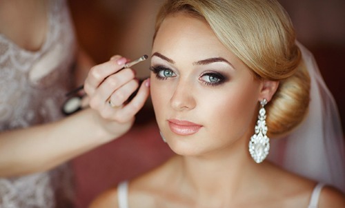 Make-up voor blauwe ogen en lichtbruin haar voor elke dag en feest. Stap-voor-stap instructies voor het spelen met een foto