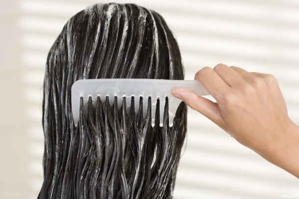 أقنعة الشعر بزيت الخروع - الفوائد والوصفات وقواعد الاستخدام في المنزل