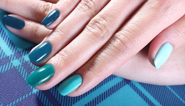 Manucure mate pour ongles courts avec vernis gel. Tendances de la mode 2020, nouveaux designs. Une photo