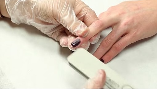 Manicure opaca per unghie corte con smalto gel. Tendenze moda 2020, nuovi design. Una foto