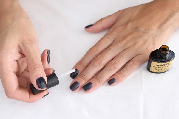 Manicure opaca per unghie corte con smalto gel. Tendenze moda 2020, nuovi design. Una foto