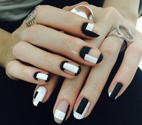 Matte manicure voor korte nagels met gelvernis. Modetrends 2020, nieuwe ontwerpen. Een foto