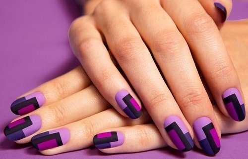 Matte manicure voor korte nagels met gelvernis. Modetrends 2020, nieuwe ontwerpen. Een foto