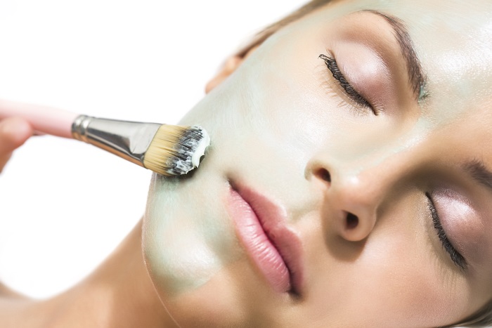 Taches pigmentées sur le visage - comment s'en débarrasser à la maison: remèdes populaires, onguents de la pharmacie, médicaments en cosmétologie