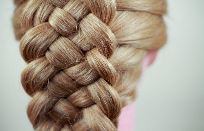 Teixir trenes per a cabells llargs: opcions boniques, lleugeres i inusuals per teixir rínxols per a nenes i nenes
