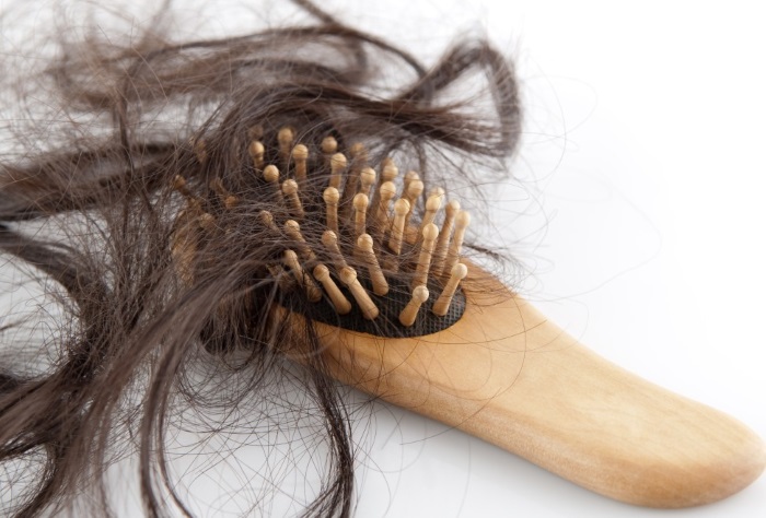 لماذا يتساقط شعر رأس المرأة - الأسباب ، وماذا تفعل ، وكيف تعالج. وصفات شعبية لتساقط الشعر وأقنعة