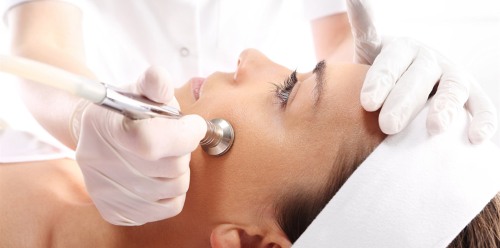 Narben im Gesicht nach Akne - wie man sie loswird: Cremes, Salben, Arzneimittel, Masken, kosmetische und medizinische Methoden
