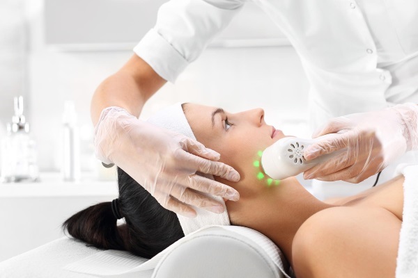 Levantamento SMAS - limpeza ultrassônica do rosto. Características do procedimento, indicações, contra-indicações, efeito esperado, foto