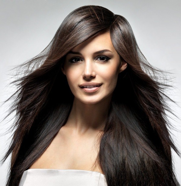 Potongan rambut wanita yang bergaya dan cantik untuk rambut panjang. Item baru 2020, foto