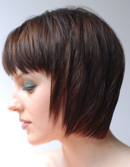 Cortes de pelo con flequillo para cabello medio 2020. Foto de cortes de pelo de moda para una cara redonda, ovalada y cuadrada.