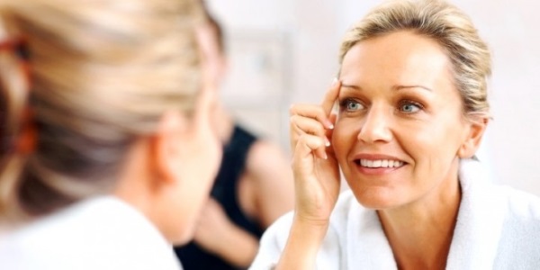 10 najlepszych kremów z kwasem hialuronowym według opinii kosmetologów dla skóry 40-50 + lat