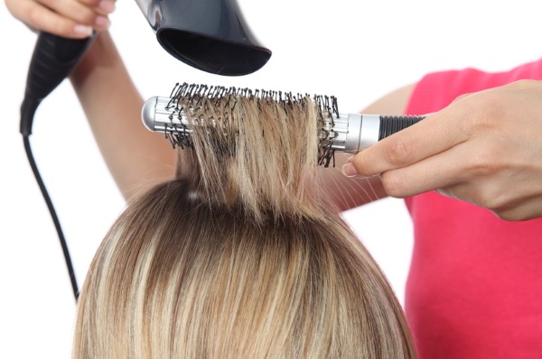 Estilo de cabelo moderno para cabelos médios com franja, cachos retos e lindos cachos. Instruções passo a passo com uma foto