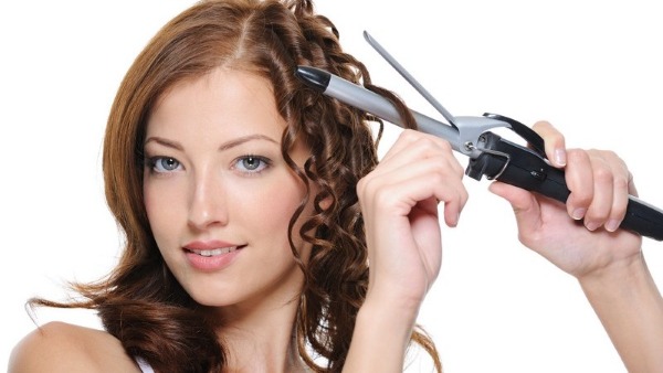 Estilo de cabelo moderno para cabelos médios com franja, cachos retos e lindos cachos. Instruções passo a passo com uma foto
