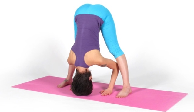 Exercicis per a la columna vertebral i el coll, articulacions, esquena baixa, postura, enfortiment dels músculs de l'esquena a casa